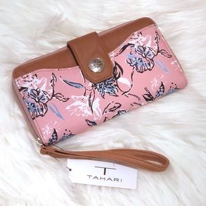 🆕 Tahari Wristlet